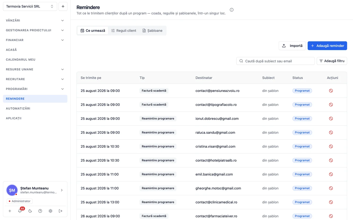 Lista mesajelor care urmează să plece spre clienți, cu data, destinatarul și starea fiecăruia